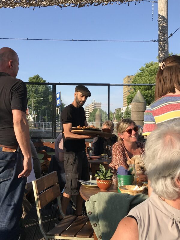 Sociaal bedrijf restaurant Salmagundi's met terras op het water