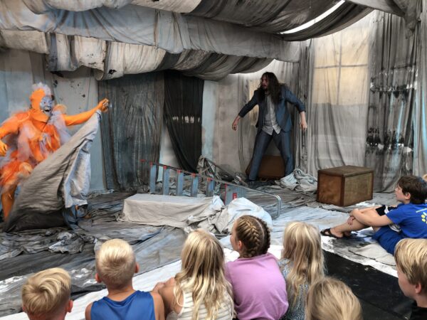 Theatervoorstelling voor kinderen in het Noorderplantsoen tijdens Noorderzon Groningen - foto door blogger en Stadjer Sonja in 2024