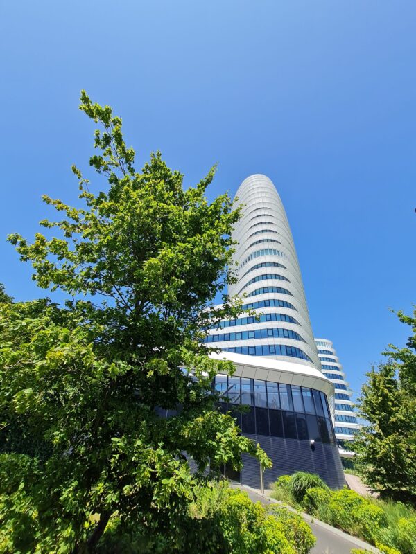 Mooie architectuur van DUO gebouw bij stadstuin Kemkensberg in Groningen