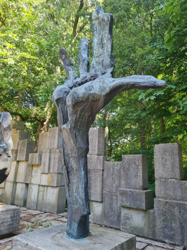 Kunst Hand in het Sterrebos, een mooi park in Groningen