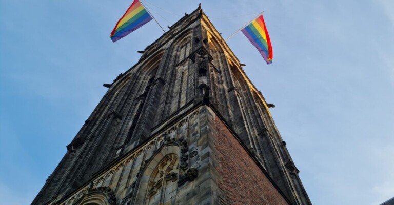 Pride Groningen 2023 programmatips met foto regenboogvlag Martinitoren
