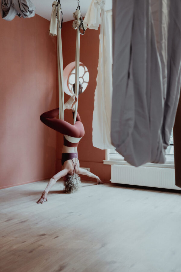 Aerial yoga bij Yoga050 in het centrum van Groningen op Gedempte Zuiderdiep