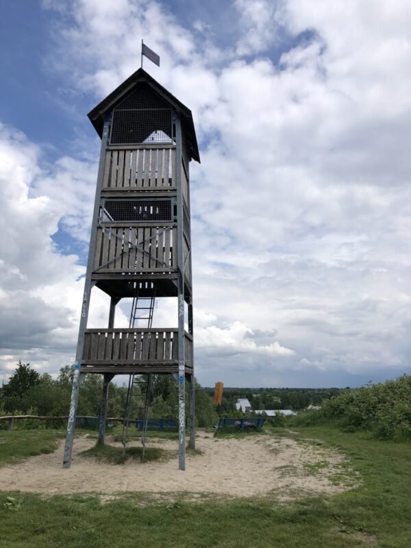 Uitkijktoren Kardingerbult met uitzicht in Groningen