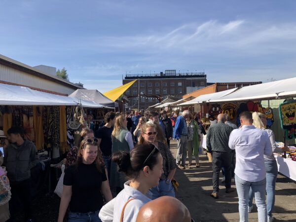 Suikermarkt op Suiker terrein in Groningen bij EM2 met leuke vintage spullen en kleding