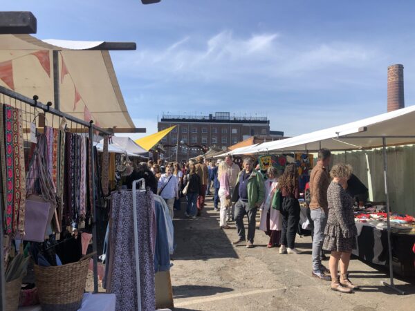 Suikermarkt op Suiker terrein in Groningen bij EM2 met leuke vintage spullen en kleding