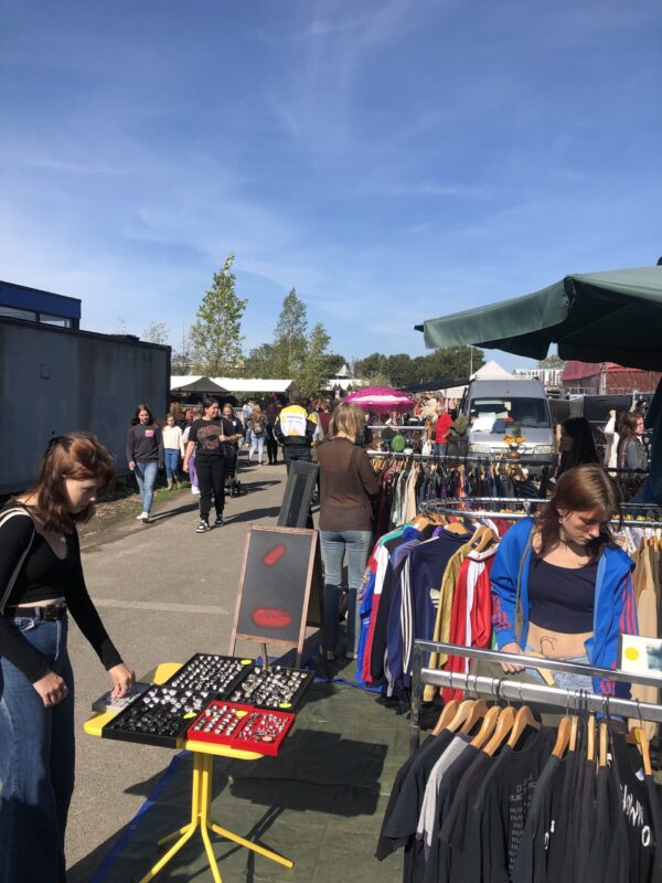 Suikermarkt op Suiker terrein in Groningen bij EM2 met leuke vintage spullen en kleding