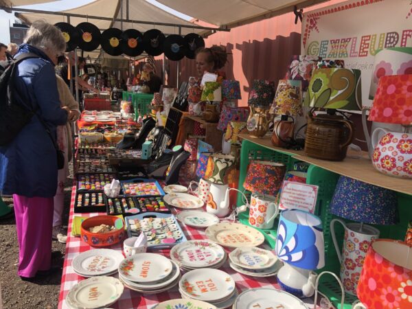 Suikermarkt op Suiker terrein in Groningen bij EM2 met leuke vintage spullen en kleding