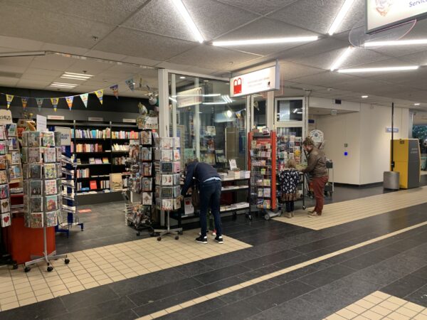 Wat is er te doen, winkelen en zien in het Universitair Medisch Centrum Groningen (UMCG): winkelstraat met boekenwinkel Daan Nijman