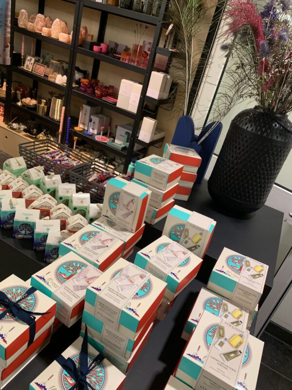 Wat is er te doen, winkelen en zien in het Universitair Medisch Centrum Groningen (UMCG): winkelstraat met cadeautjes