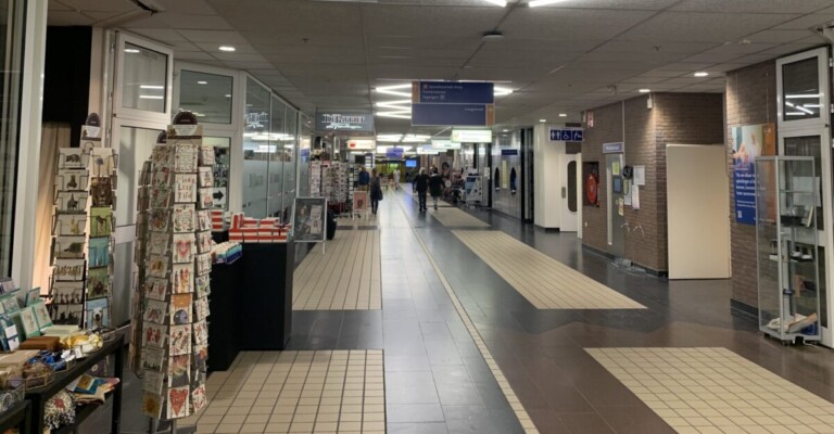 Wat is er te doen, winkelen en zien in het Universitair Medisch Centrum Groningen (UMCG): winkelstraat met Zuster