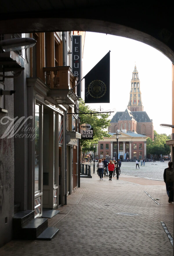 doorkijkje vanuit Het Koude Gat naar de Vismarkt met de Korenbeurs. Foto door Wilma Woering tijdens fototour I Go Groningen 2 juli 2021