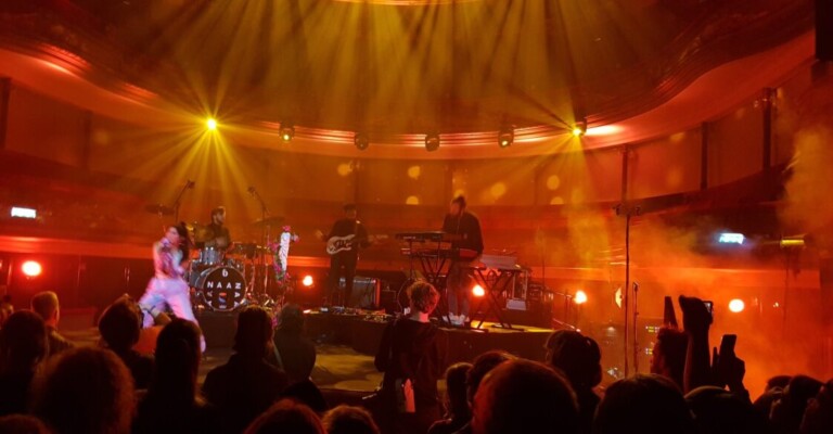 De grootste poppodia in Groningen: Vera, Simplon en SPOT/ De Oosterpoort. Foto: Naaz in de Stadsschouwburg tijdens ESNS