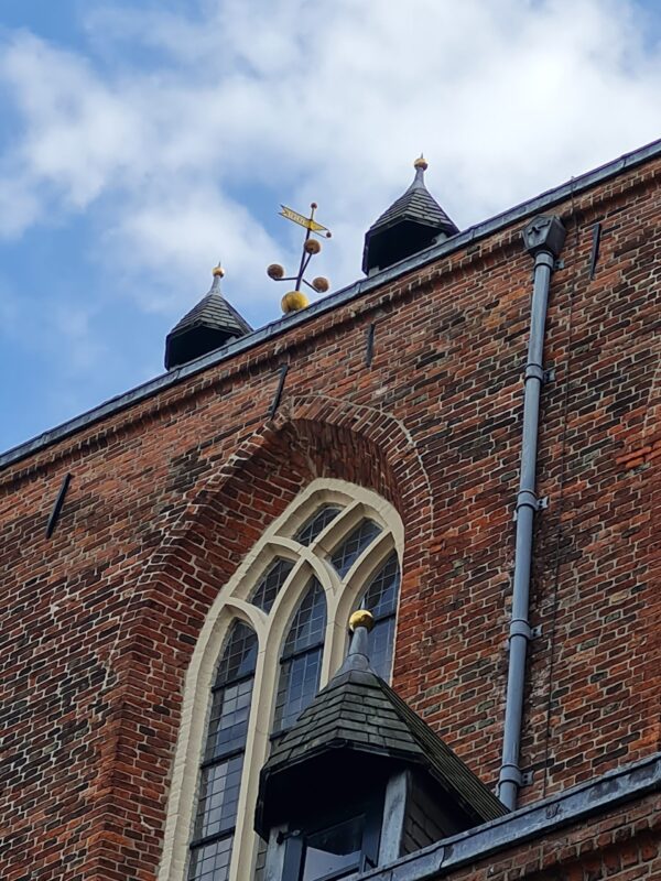 Akerk Groningen, gouden bollen tijdens een rondleiding