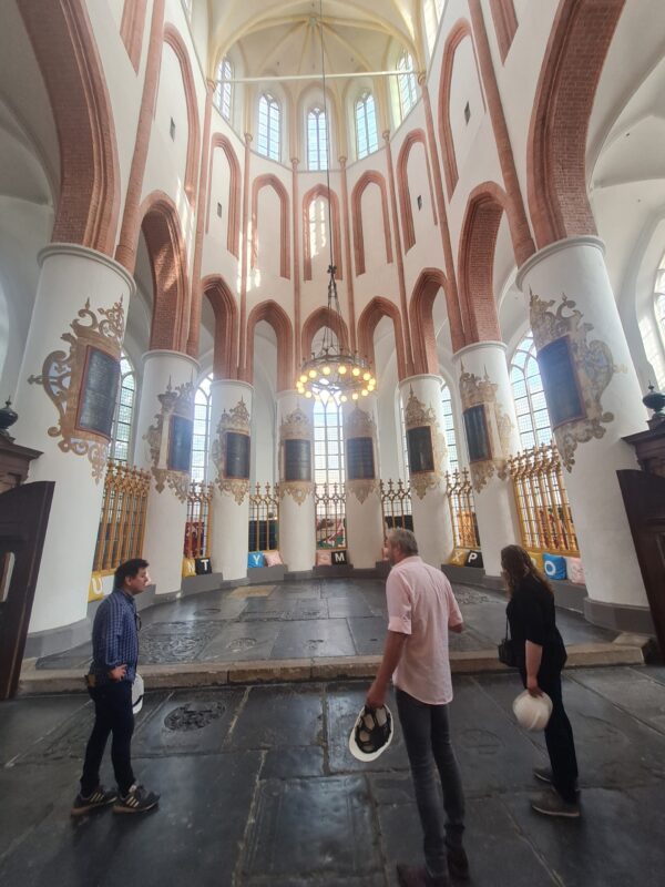 Akerk Groningen, koor tijdens een rondleiding