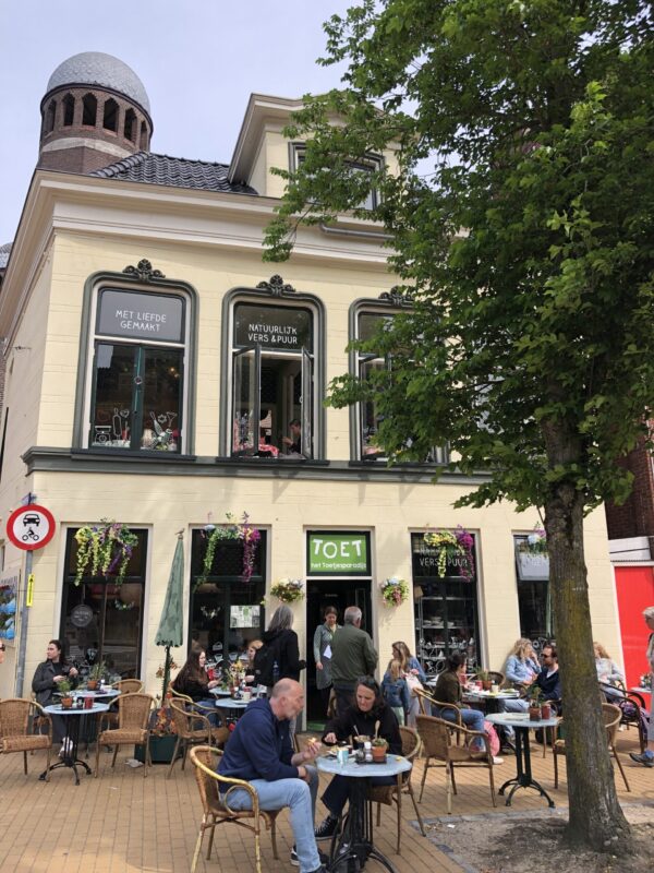 scones eten bij TOET aan het Zuiderdiep - tijdens de Urban Walk 2023