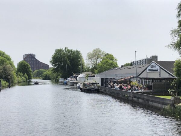 Baxbier brouwerij Groningen met terras aan het water bezoeken tijdens Urban Walk 2023
