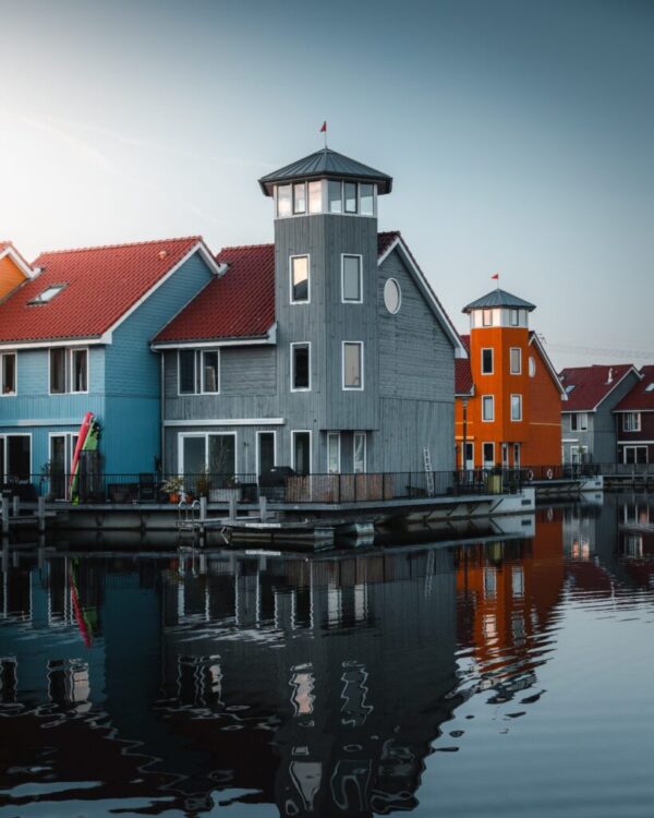 Rondvaart fotografie workshop Harmen van der Vaart Groningen met Borrelvloot. Reitdiep haven met gekleurde huizen.