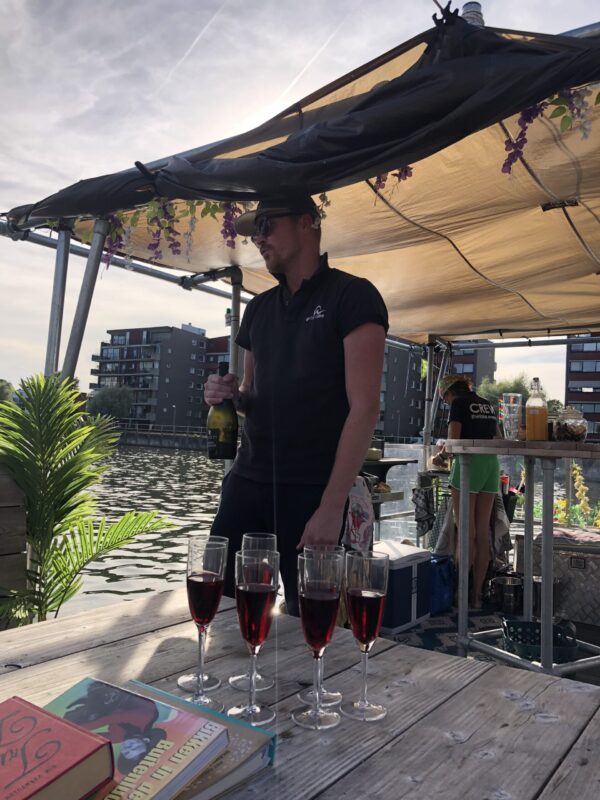Een borrelboot of varend privéterras op het Paterswoldsemeer in Groningen