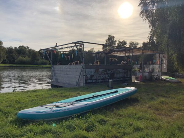 Een borrelboot of varend privéterras op het Paterswoldsemeer in Groningen met 2 SUPs