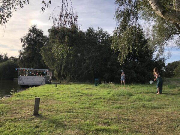 Een borrelboot of varend privéterras op het Paterswoldsemeer in Groningen met 2 SUPs
