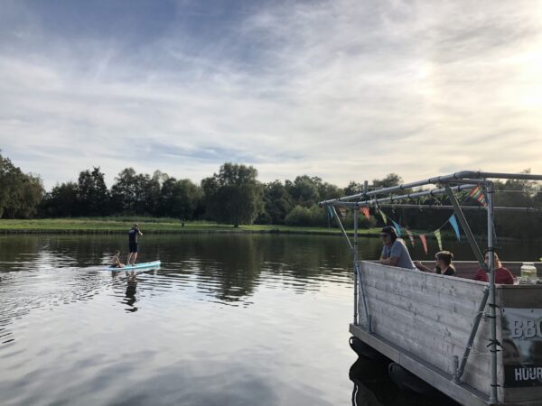 Een borrelboot of varend privéterras op het Paterswoldsemeer in Groningen met 2 SUPs