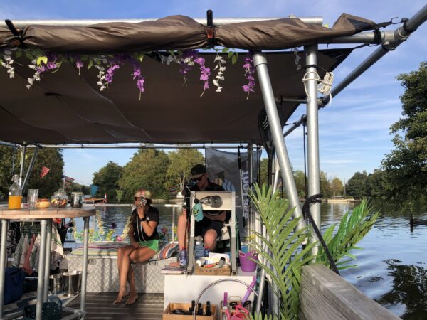Een borrelboot of varend privéterras op het Paterswoldsemeer in Groningen met 2 SUPs