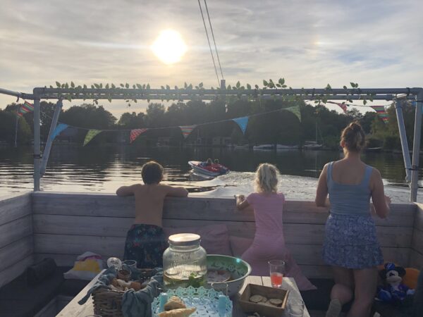 Een borrelboot of varend privéterras op het Paterswoldsemeer in Groningen met 2 SUPs
