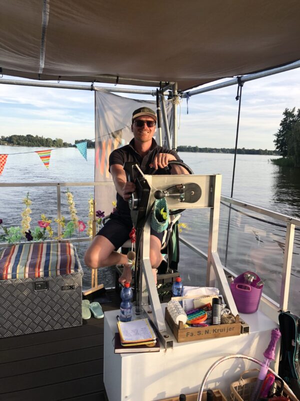 Een borrelboot of varend privéterras op het Paterswoldsemeer in Groningen met 2 SUPs
