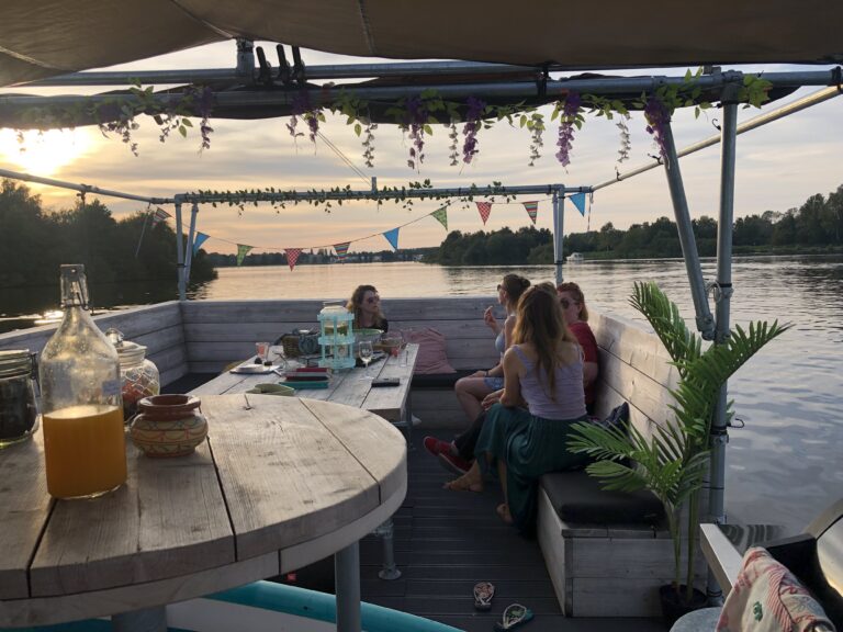 Rondvarend privéterras op het Paterswoldsemeer