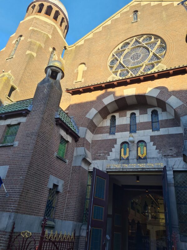 In het overzicht en de lijst van mooiste kerken van Groningen Stad: Synagoge