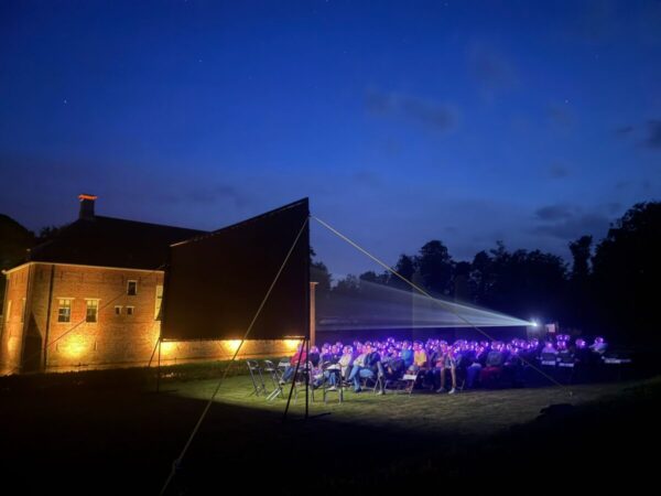 Openluchtbioscoop Groningen: Nomad Cinema zomer 2025 locatie Verhildersum