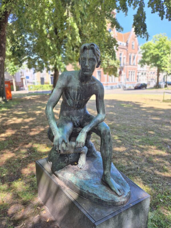 Beeld in Groningen: Zittende jongeling van Frederik Engel Jeltsema