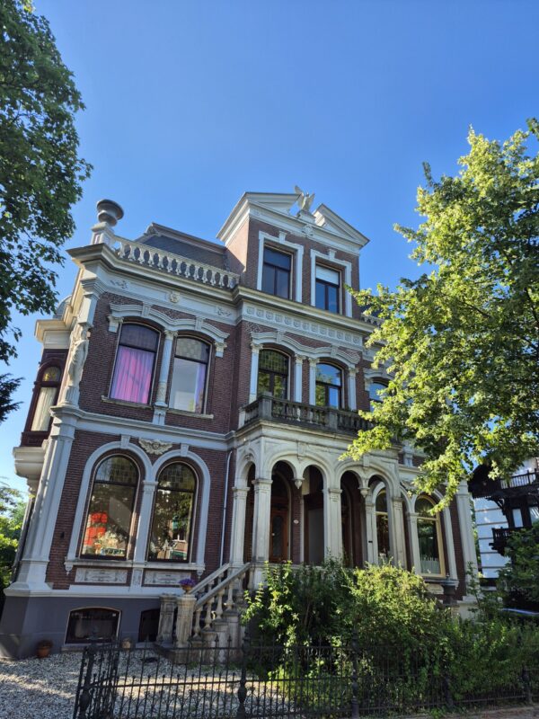Heresingel 15-17 Groningen: Dubbele villa. Een van de markante gebouwen aan de Groningse singels