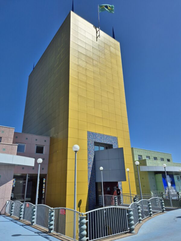 Museumeiland 1 Groningen: Groninger Museum. Een van de markante gebouwen aan de singels van Groningen.