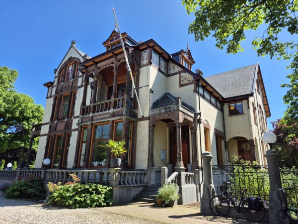 Ubbo Emmiussingel 110 Groningen: Villa Vredenlust en Huize Tavenier. Markante gebouwen aan de Groningse singels.