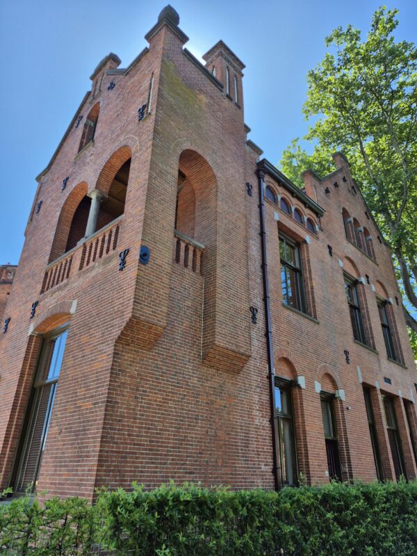 Ubbo Emmiussingel 108 Groningen: Villa Heymans. Een van de markante gebouwen aan de singels in Groningen