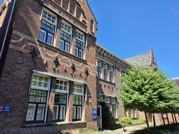 Radesingel 6 Groningen: Van Voorthuijzenschool. Een van de markante gebouwen aan de Groningse singels