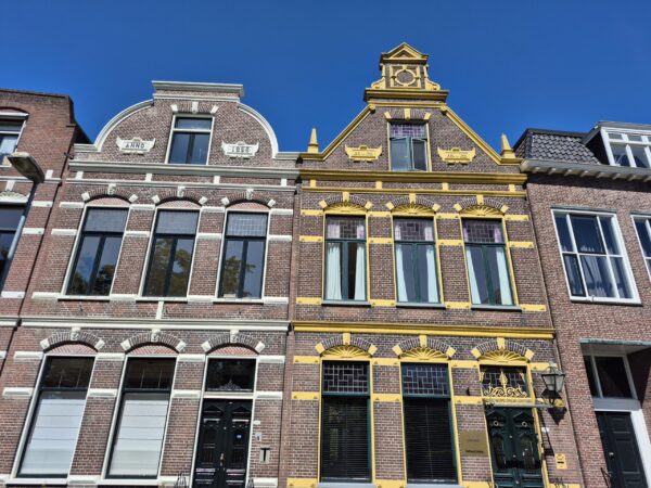 Praediniussingel 19 Groningen: Statig herenhuis. Markante gebouwen aan de singels in Groningen.