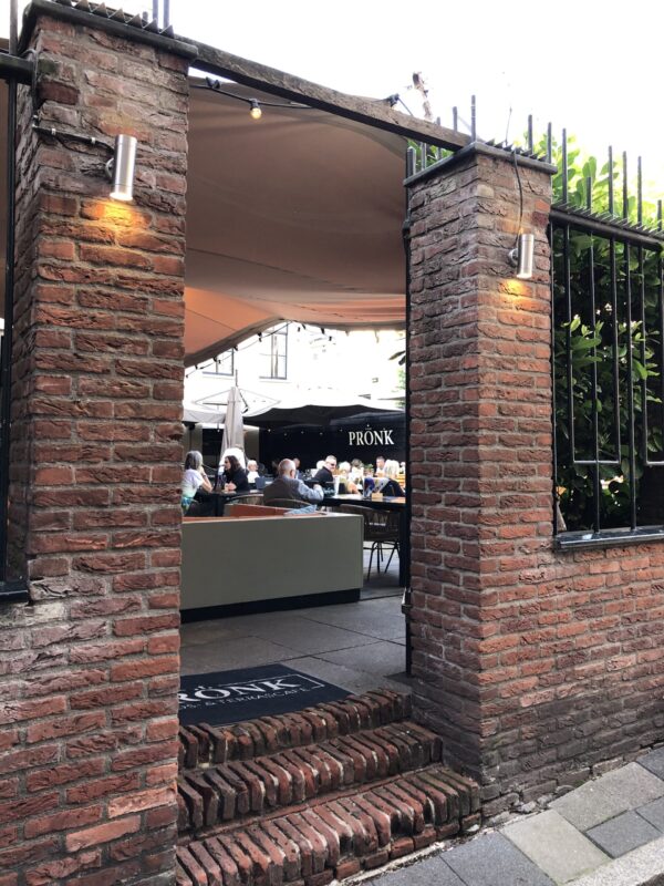 Opstapje naar het terras van Pronk aan de Vismarkt in Groningen
