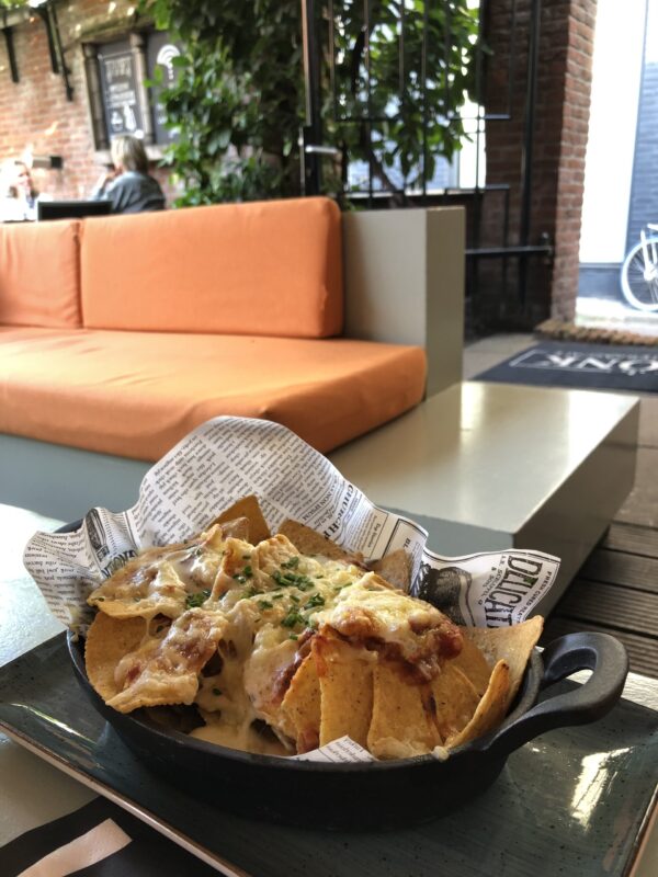 Nacho's op het terras van Pronk aan de Vismarkt in Groningen