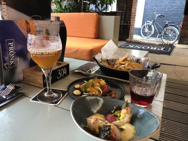 Pronkjuweeltjes of shared dining op het terras van Pronk in Groningen