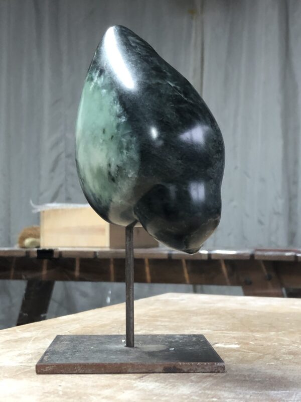 van een ruwe steen een beeld maken tijdens deze creatieve activiteit en workshop speksteen met Margriet Meijer in Paterswolde op fietsafstand Groningen Stad