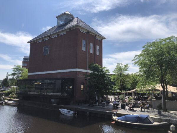 Brouwerij en restaurant met terras aan water: Graansilo Groningen