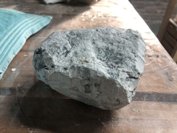 van een ruwe steen een beeld maken tijdens deze creatieve workshop speksteen met Margriet Meijer in Paterswolde op fietsafstand Groningen Stad