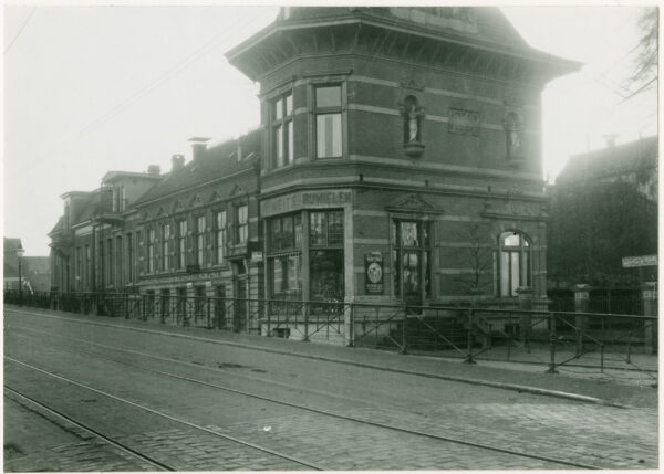 Hereweg 1-5 tuinkoepel met rijwielhandel H. Weits 1926-1927 collectie Groninger Archieven