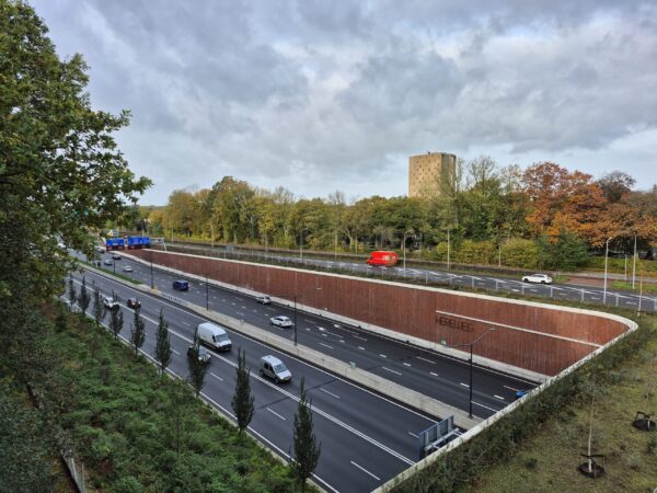 Geheugenbalkon, uitzicht op zuidelijke ringweg en uitkijkplek Groningen