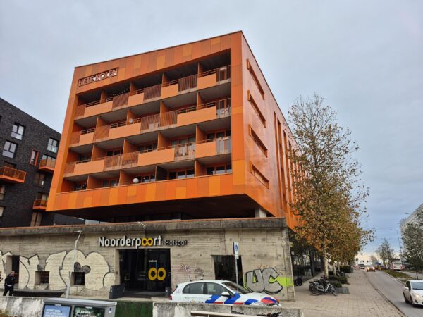 Het oranje wooncomplex Hete Kolen Groningen