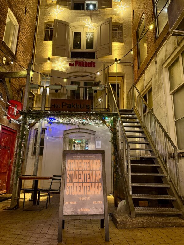 Iconische steeg van de Peperstraat bij Het Pakhuis in Groningen