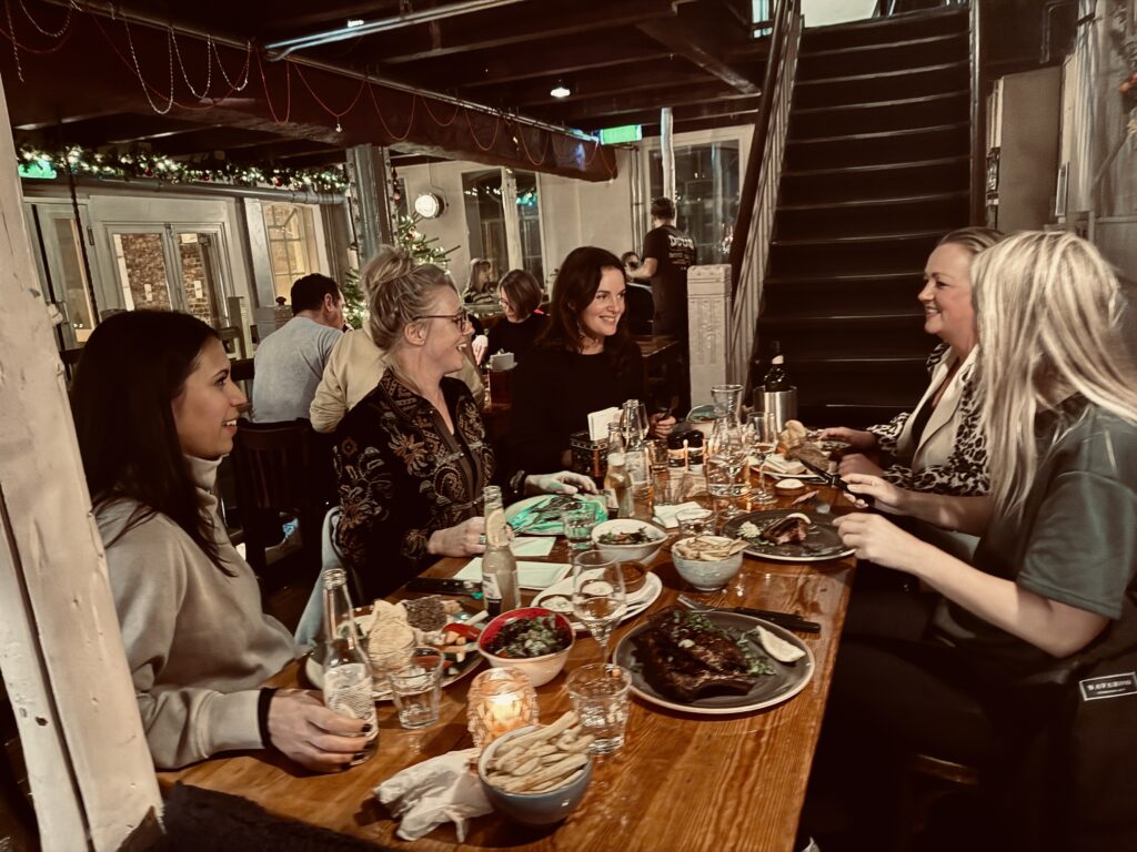 Het Pakhuis: stadsfavoriet eetcafé waar je blijft hangen Het Pakhuis: stadsfavoriet eetcafé waar je blijft hangen