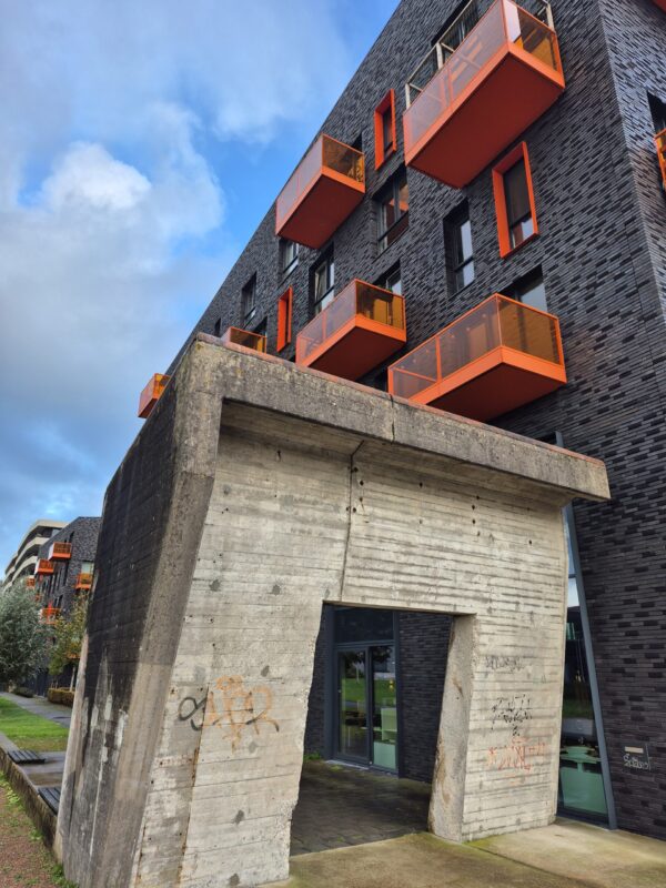 het Kolenpark met zijn oranje balkons in Groningen